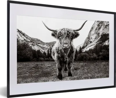Produktbild von MuchoWow® Gerahmtes Poster Berg - Schwarz - Weiß - Schottischer Highlander 60x40 cm - Poster mit Schwarzem Bilderrahmen Wandposter Rahmen Foto Bilder - Schlafzimmer - Plakat in Rahmen - Drucken