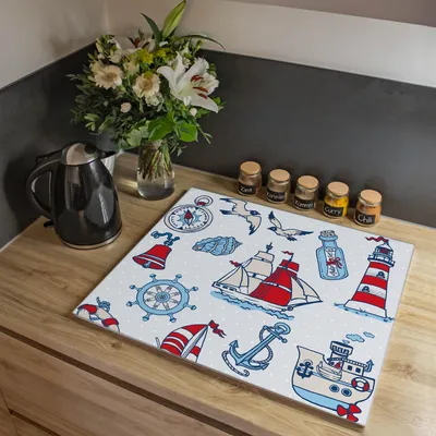 Zdjęcie produktu dla Jednoczęściowa płyta pokrywająca kuchenkę Banjado o wymiarach 60 x 52 cm z gumowymi podkładkami dystansowymi, szkło bezpieczne ESG z motywem „Ahoj” [HAP1 10483]