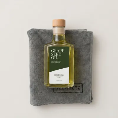 TheWootz starterspakket 250 ml: fles druivenpitolie op een grijze microvezeldoek