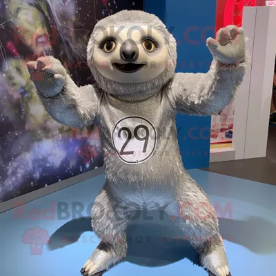 Produktbild von Silberne REDBROKOLY Faultier Maskottchen Kostüm figur bekleidet mit Leggings und Broschen
