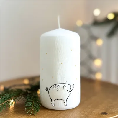 Produktbild von Weiße Kerze mit Wildschweindekor