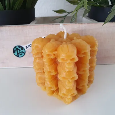 Produktbild von Bienenwachskerze Totenkopf Würfel Kerze 6 cm