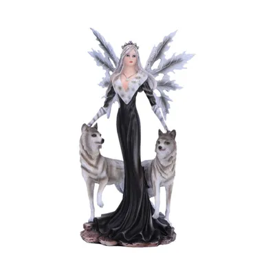 Mystische Fee die von zwei Wölfen flankiert wird. Sie trägt elegantes bodenlanges schwarzes Kleid.