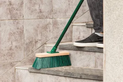 Zdjęcie produktu dla Miotła uliczna z kijem 30 cm
