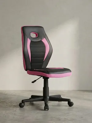 Vorderansicht des sportlichen Kinderdrehstuhls LUAN aus schwarzem Kunstleder mit leuchtend pinken Netzstoff-Einsätzen auf neutralem Hintergrund._#sku_BARSPM1.387#