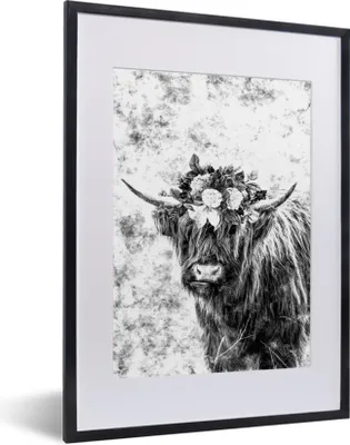 Produktbild von MuchoWow® Gerahmtes Poster Schottischer Highlander mit einer Blumenkrone - schwarz und weiß 30x40 cm - Poster mit Schwarzem Bilderrahmen Wandposter Rahmen Foto Bilder - Wandposter Schlafzimmer