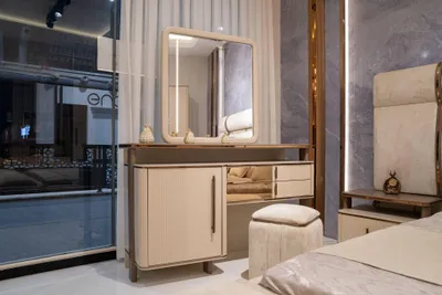 Image de Elégante coiffeuse beige avec miroir et pouf en bois
