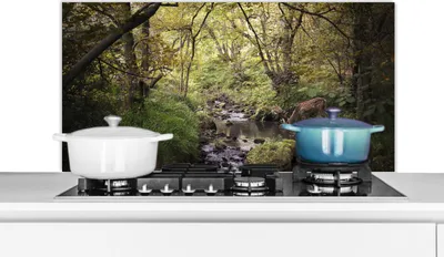 Produktbild von KitchenYeah®  Spritzschutz Küche - Küchenrückwand - Wandschutz für Herd und Spüle - Hirsch - Baum - Wald 100x50 - Alu-Dibond (Alternative zum Spritzschutz aus Glas) - Hitzebeständig - Herdspritzschutz