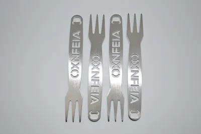 Produktbild von OXNFEIA® Pommesgabeln 10 Stück mit Holzbox, aus Edelstahl mit Schriftzug, Wurst-Picker, Gabel Pieker, wiederverwendbar, nachhaltig, spülmaschinenfest