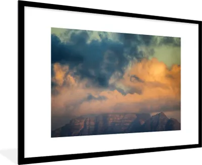 Produktbild von MuchoWow® Gerahmtes Poster Die Sonne scheint durch die Wolken über dem Tafelberg in Südafrika 90x60 cm - Poster mit Schwarzem Bilderrahmen Wandposter Rahmen Foto Bilder - Wanddekoration - Fotos