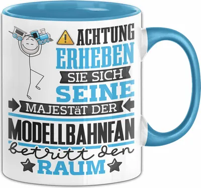 Produktbild von Modellbahnfan Geschenk Tasse Lustiger Spruch Erheben Sie Sich Der Modellbahnfan Betritt den Raum (Blau)