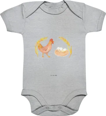 Produktbild von Mr. & Mrs. Panda Babybody Huhn Stolz 3. - 6. Monat - Heather Grey - Geschenk, kurzarm strampler, Hof, Schwangerschaft, Bauernhof, Hahn, Henne, babykleidung body, Spruch
