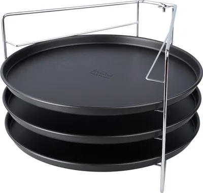 Produktbild von Zenker Pizzaset 4-teilig SPECIAL COUNTRIES, Pizzableche mit Ständer, runde Pizzabackbleche beschichtet (Farbe: Schwarz/Silber), Menge: 1 Set