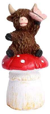 Produktbild von Gartenfigur eines Hochlandrindes aus Kunstharz: Hochlandrind auf Pilz/Schnecke/Frosch – Statue für Terrasse, Balkon, Rasen und Garten