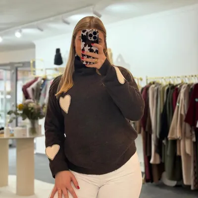 Produktbild von Pullover mit Herzen Damen "Viktoria" Dunkelbraun, Damenpullover, Rollkragenpullover oversize, für Frauen Pullover, Sweatshirt Damen, Winterpullover