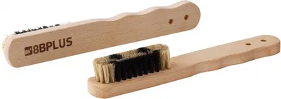 Boulder Brush WAZL von 8b+; eine Kletterbürste aus Holz mit schwarzen und hellen Borsten.