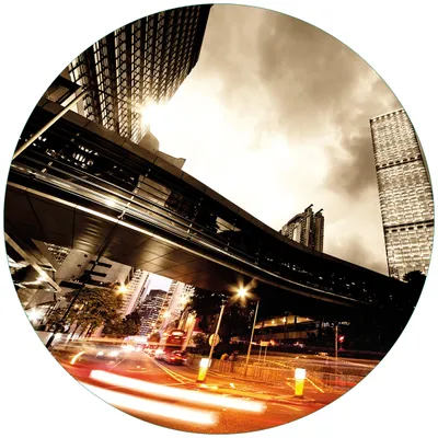 Produktbild von Wallario Premium Glasbild, freischwebende Optik, kräftige Farben, rund 50cm Durchmesser, Motiv Stadt am Abend - Straße