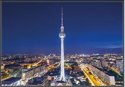 Produktbild von Wallario Wandbild Fernsehturm Berlin bei Nacht, Größe: 70,30 x 100,30 cm, Poster mit schwarzem Aluminiumrahmen