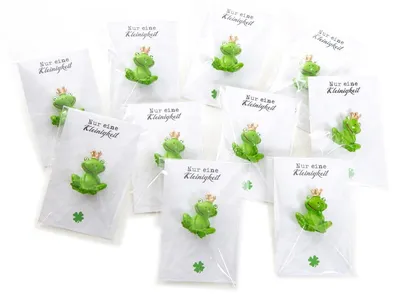 Produktbild von 10 Gastgeschenke mit kleinen grünen Fröschen - 3 cm - & Schmuckkarte Nur eine Kleinigkeit25 Stück