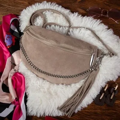 Produktbild von Elegante graue Gürteltasche mit Kette und Quaste aus taupefarbenem Wildleder von Telimene
