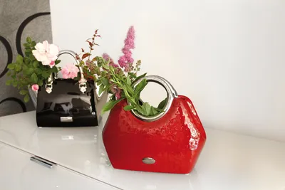 Obrázok produktu pre Gilde váza kabelka "Milano" platina, červená V: 21 cm Š: 24,50 cm H: 10,5 cm 43386
