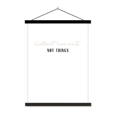 Produktbild von MuchoWow® Textilposter Text - Momente sammeln, nicht Dinge - Zitate 40x53 cm mit schwarzem Rahmen - Abbildung