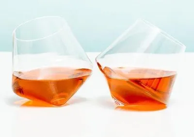 Obrázek produktu pro Sada dvou sklenic Winkee, otočné, vhodné na whisky, gin, likéry, pro párty, objem 180 ml