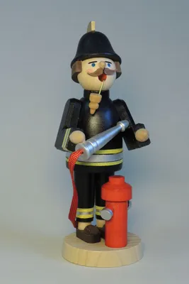 Produktbild von Räucherfigur Feuerwehrmann mit Strahlrohr Höhe= 16cm NEU
