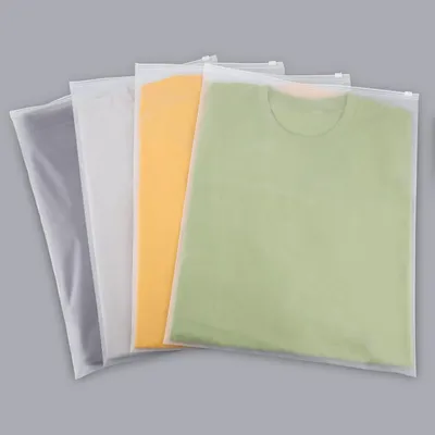 Produktbild von Kleidersäcke – Set mit 100 Stück – Große, transparente Reisebeutel, 35 x 45 cm – Wasserdichte, transparente Kleidersäcke
