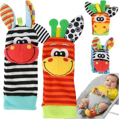 Image de Ensemble hochet bébé, bracelets et chaussettes (4 pièces)