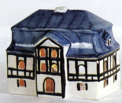 Ein detailliertes Modell eines Mansardenhauses, das im Stil eines Fachwerkhauses gestaltet ist.