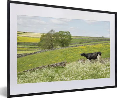 Produktbild von MuchoWow® MuchoWow® Gerahmtes Poster Kuh - Blumen - Tiere 60x40 cm - Poster mit zchwarzem Bilderrahmen - Schlafzimmer - Plakat in Rahmen - Drucken