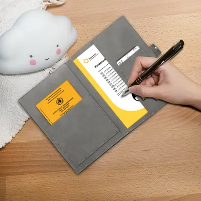 Produktbild von kwmobile Kunstleder Hülle für deutsches Untersuchungsheft - U-Heft Hülle und Impfpass Hülle - extra Fächer - Cover U-Heft Giraffe Grau