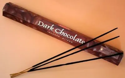 Das Bild zeigt eine Schachtel mit „Dark Chocolate“ Räucherstäbchen der Firma Krishan.