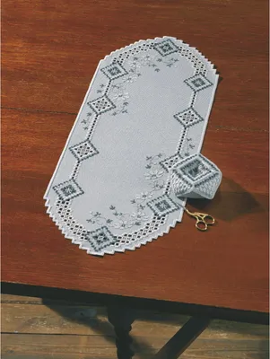 Zdjęcie produktu dla Permin Hardanger zestaw do haftu bieżnikowego "Hardanger Grey", wzór do liczenia, 28x70cm, 63-9792