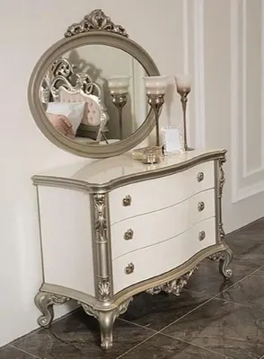 Produktbild von Casa Padrino Luxus Barock Schlafzimmer Kommode mit elegantem Wandspiegel Weiß / Silber - Massivholz Schrank mit Spiegel - Schlafzimmer Möbel im Barockstil - Edel & Prunkvoll