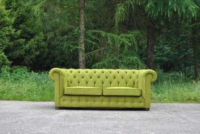 Immagine prodotto di Divano Chesterfield a due posti, rivestito in tessuto velluto, ideale per il soggiorno