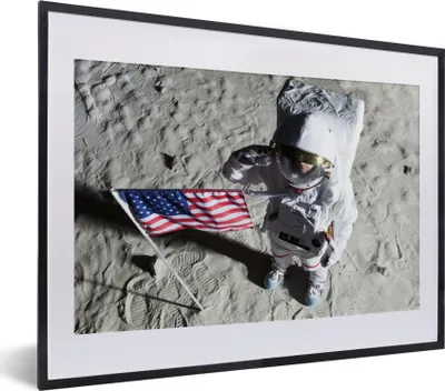 Produktbild von MuchoWow® MuchoWow® Gerahmtes Poster Astonaut - Amerika - Flagge 40x30 cm - Poster mit zchwarzem Bilderrahmen - Bilderrahmen - Poster im Rahmen