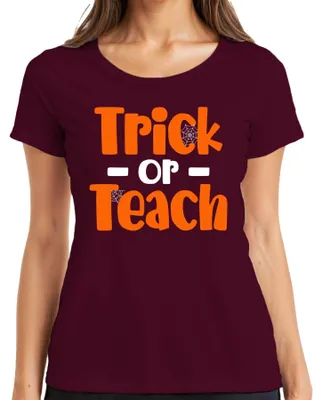 Imagen del producto de Camiseta para profesoras para Halloween, con diseño divertido que dice "Trick or Teach" (Truco o enseñanza), color burdeos, talla L