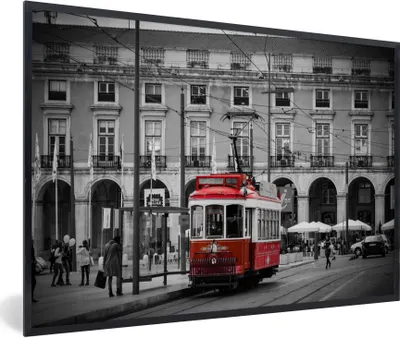 Produktbild von MuchoWow® Gerahmtes Poster Schwarz-Weiß-Foto mit einer roten Straßenbahn 30x20 cm - Poster mit Schwarzem Bilderrahmen Wandposter Rahmen Foto Bilder - Kunstdruck - Bild-Poster