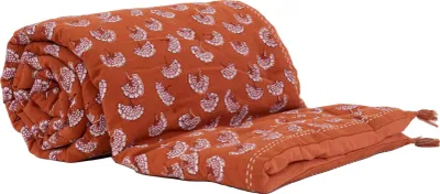 Produktbild von Bedruckte Steppdecke aus 100 % Baumwolle mit Pompons