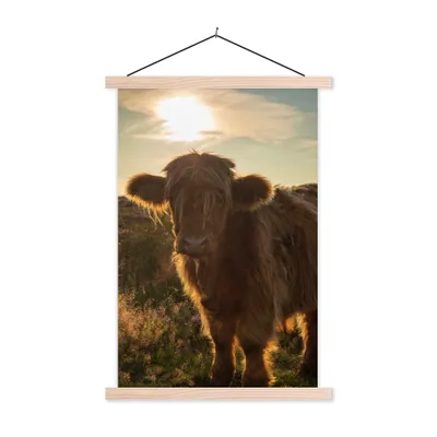 Produktbild von MuchoWow® Textilposter Schottischer Highlander - Sonnenuntergang - Gras 60x90 cm mit holzfarbenen Rahmen - Textil