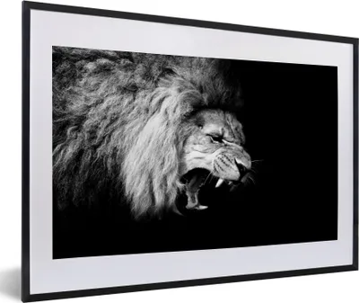 Produktbild von MuchoWow® Gerahmtes Poster Löwe - Porträt - Schwarz - Weiß - Tiere 60x40 cm - Poster mit Schwarzem Bilderrahmen Wandposter Rahmen Foto Bilder - Schlafzimmer - Plakat in Rahmen - Drucken