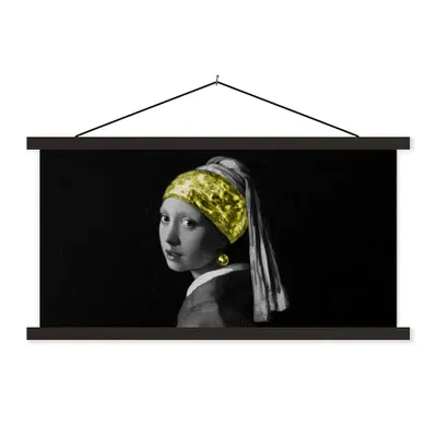 Produktbild von MuchoWow® Textilposter Mädchen mit einem Perlenohrring - Gold - Kunst 90x45 cm mit schwarzem Rahmen - Klemmleisten