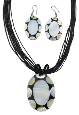 Produktbild von Set aus Hals-Kette und Ohrringen