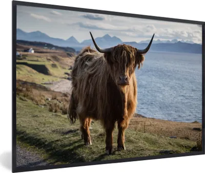 Produktbild von MuchoWow® Gerahmtes Poster Schottische Highlander - Bergen - Meer 60x40 cm - Poster mit Schwarzem Bilderrahmen Wandposter Rahmen Foto Bilder - Printing - Wanddeko Schlafzimmer