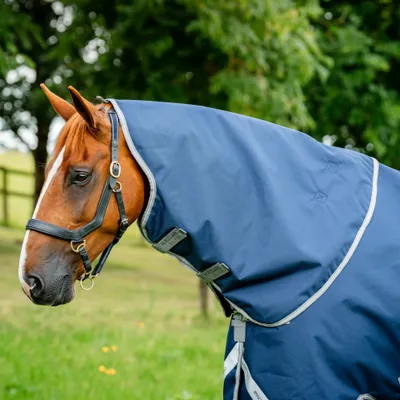 Obrázek produktu pro Horseware Amigo 1200D – deka na venkovní použití, 0 g – velikost S – s límcem – barva: tmavě modrá/titanově šedá/stříbrná