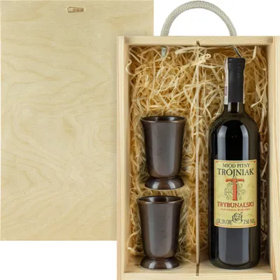 Produktbild von Trybunalski Met Trójniak-Drittel Geschenkset in einer leichten Holzbox mit Keramikbechern | 750 ml | 13% Alkohol Metwein | Polnische Produktion