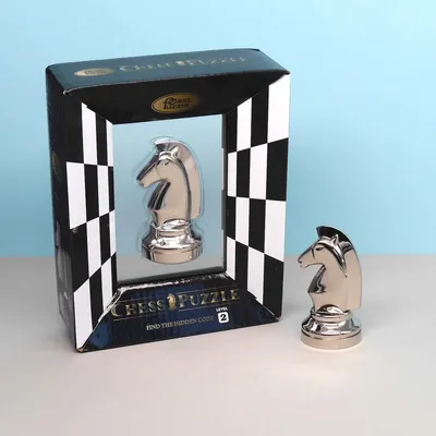 Elegantes Denkspiel in Form eines Schachritters, Level 2 – verpackt als edles Metallpuzzle für scharfsinnige Köpfe.