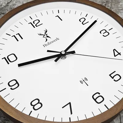 Produktbild von Holzwerk FELSBERG (FUNK) moderne 30 cm Holz Funk Wanduhr mit Zahlen, braun, weiß